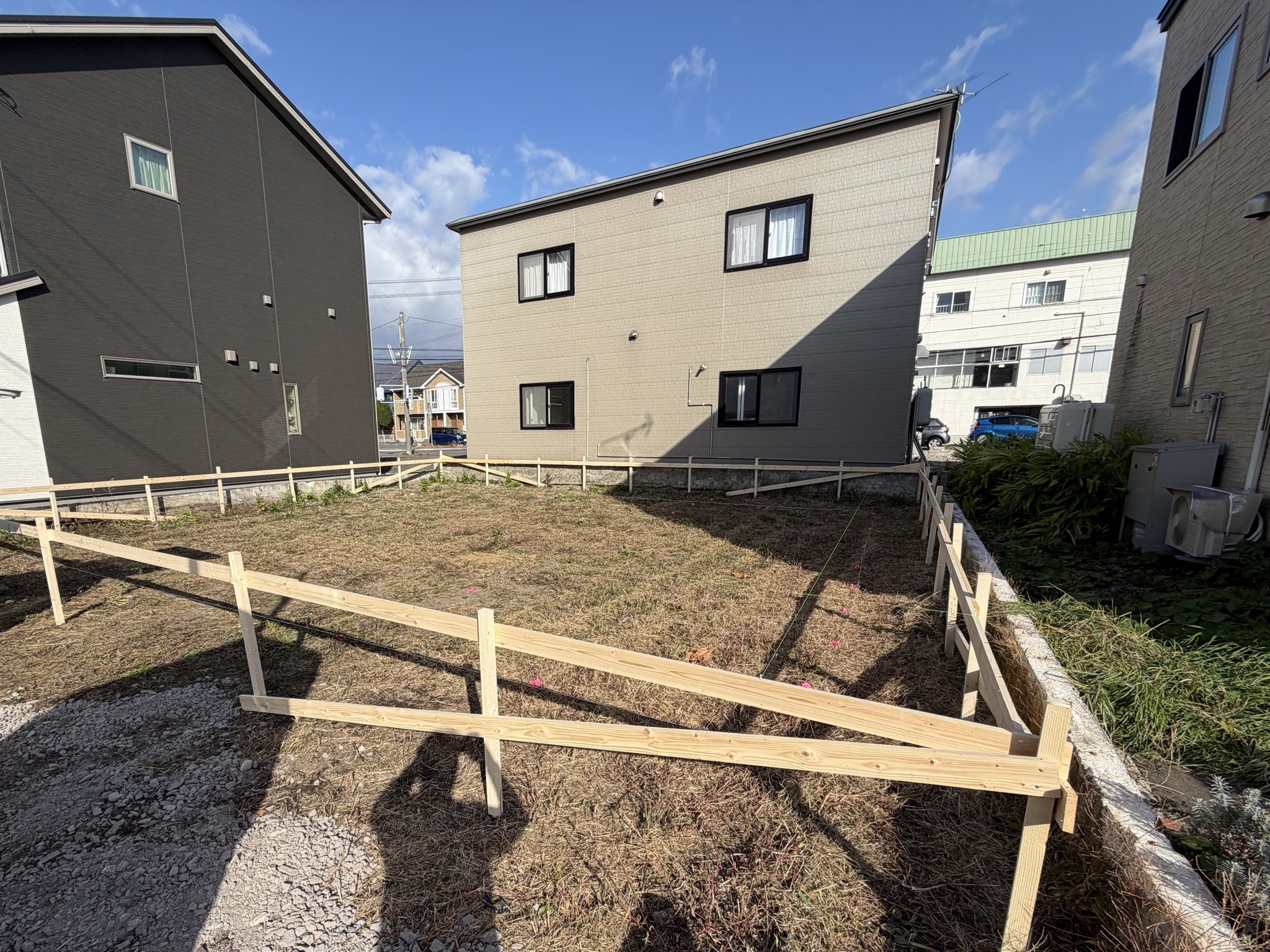 敷地を囲む遣り方(やりかた)の木の枠