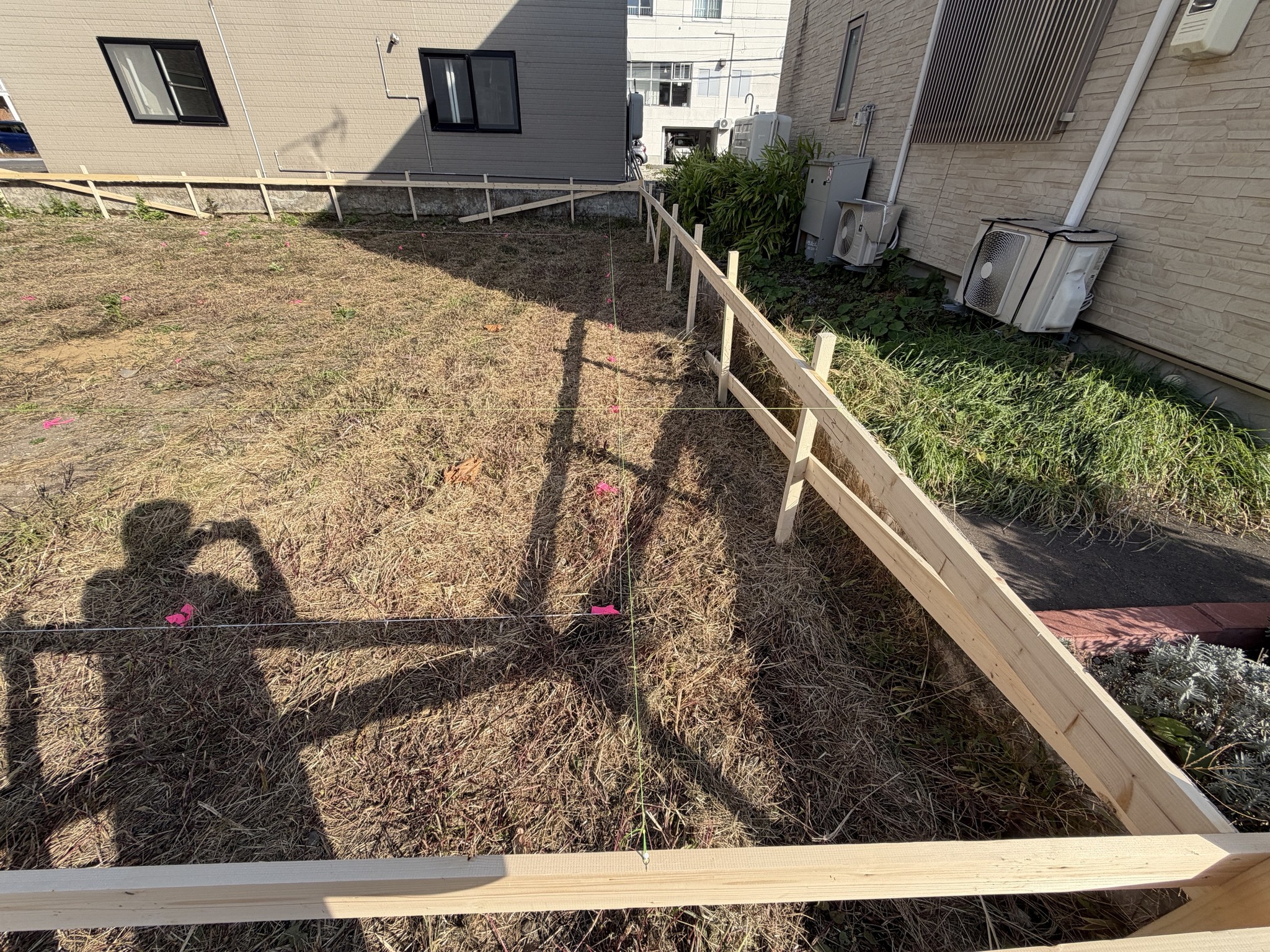 遣り方に張った糸と、基礎の位置の目印