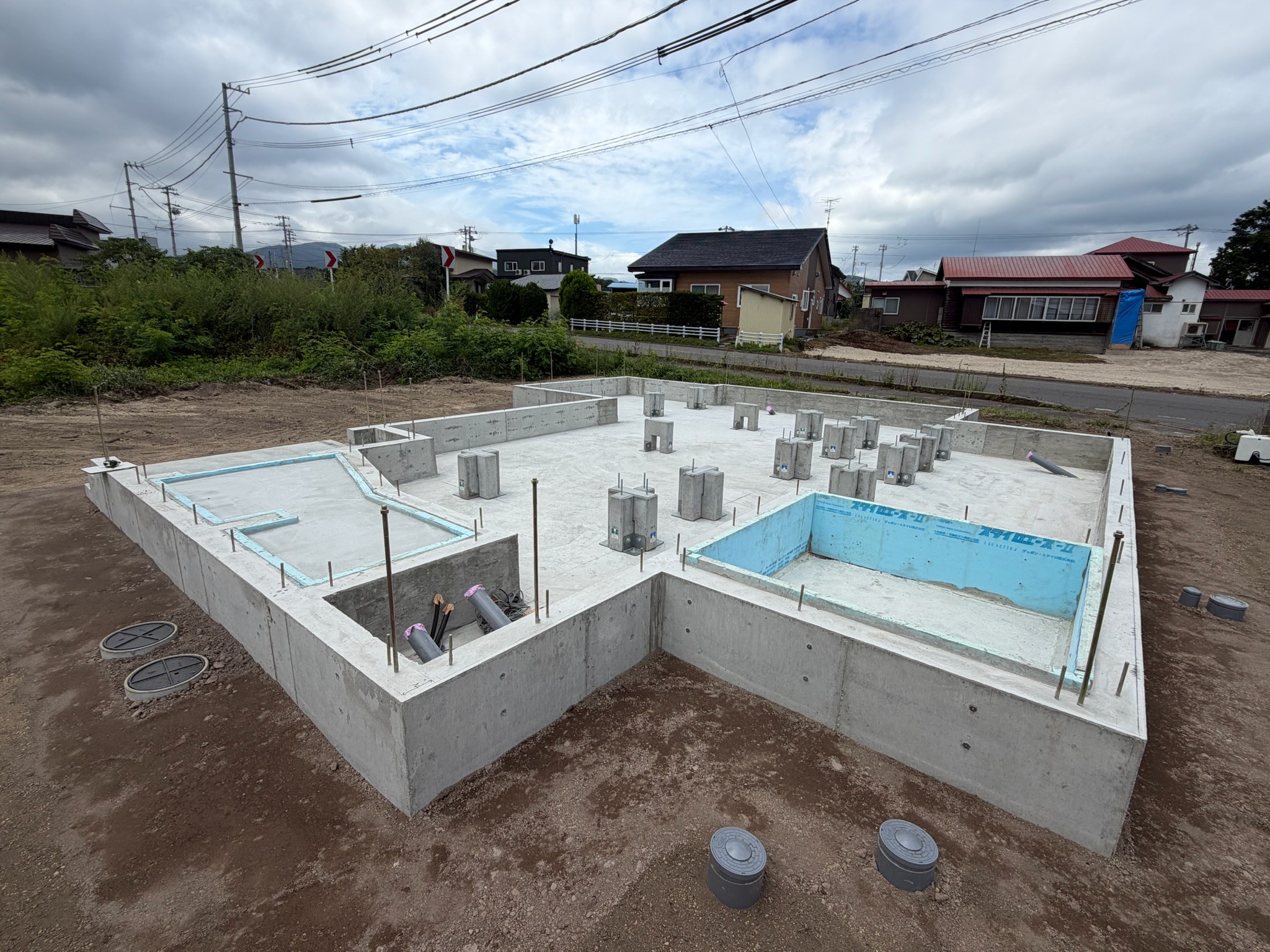 グリッドポスト基礎ができあがった現場