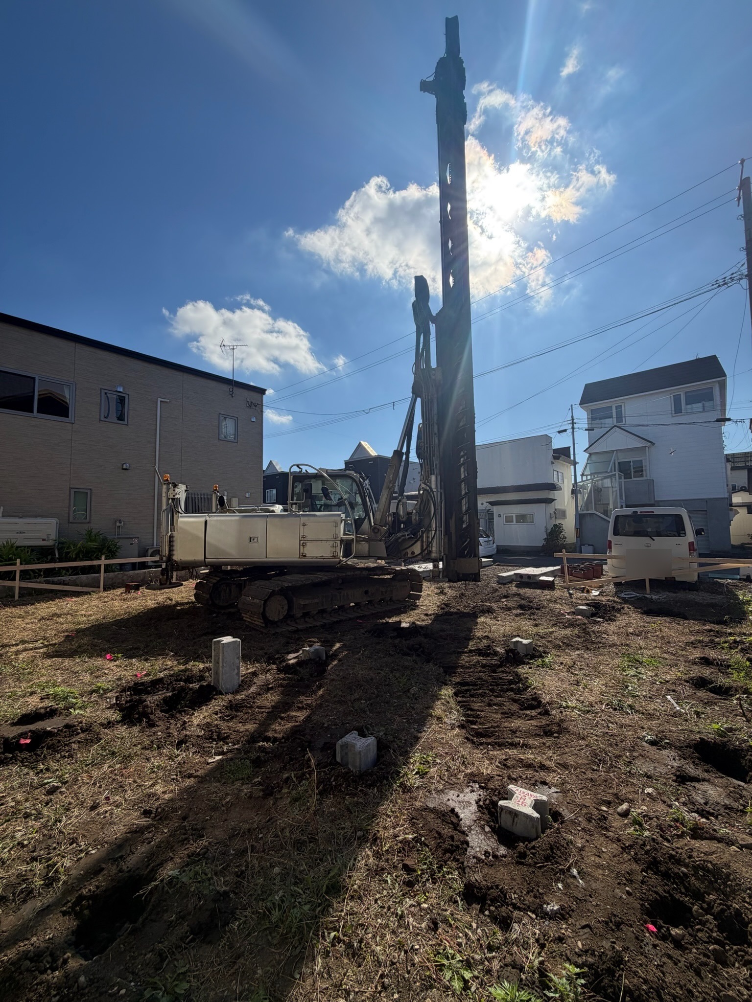空に向かって立つ杭打ちの機械